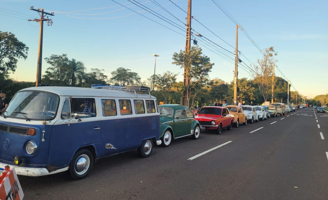 Kombi e clássicos enfileirados